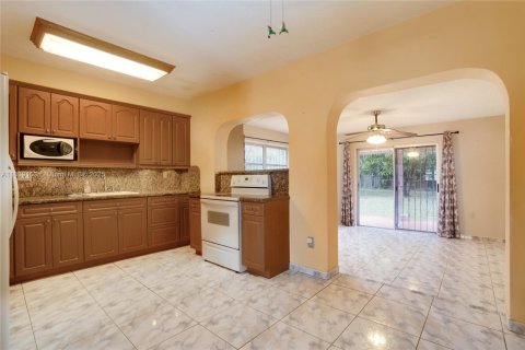 House in North Miami, Florida 3 bedrooms, 125.14 sq.m. № 1831129 - photo 6