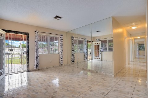 House in North Miami, Florida 3 bedrooms, 125.14 sq.m. № 1831129 - photo 3