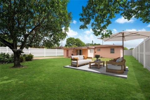 House in North Miami, Florida 3 bedrooms, 125.14 sq.m. № 1831129 - photo 17