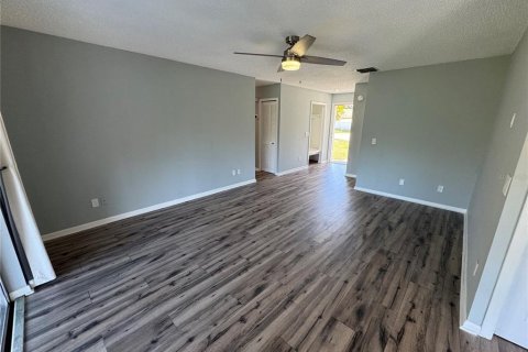 Villa ou maison à louer à New Port Richey, Floride: 4 chambres, 110.55 m2 № 2434954 - photo 5