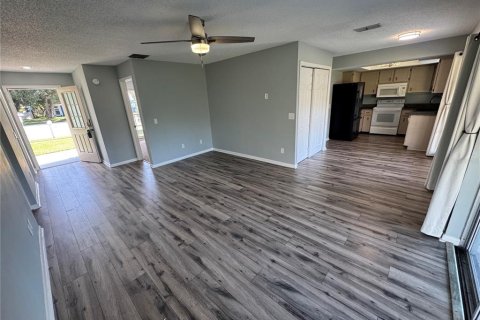Villa ou maison à louer à New Port Richey, Floride: 4 chambres, 110.55 m2 № 2434954 - photo 4