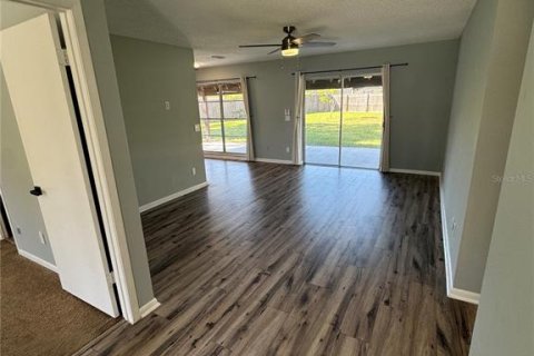 Villa ou maison à louer à New Port Richey, Floride: 4 chambres, 110.55 m2 № 2434954 - photo 3