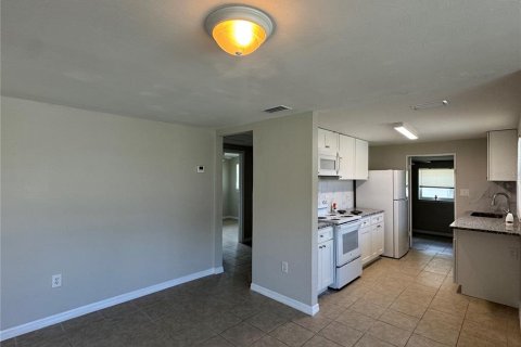 House in Plant City, Florida 3 bedrooms, 141.49 sq.m. № 1908887 - photo 12