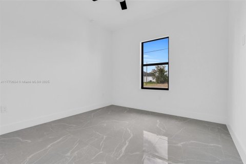 House in Lehigh Acres, Florida 4 bedrooms, 164.81 sq.m. № 1698491 - photo 12