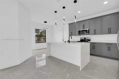 House in Lehigh Acres, Florida 4 bedrooms, 164.81 sq.m. № 1698491 - photo 22