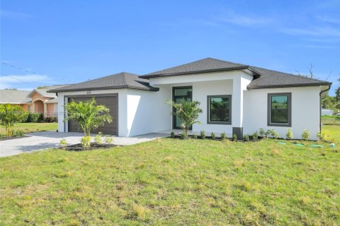 House in Lehigh Acres, Florida 4 bedrooms, 164.81 sq.m. № 1698491 - photo 2