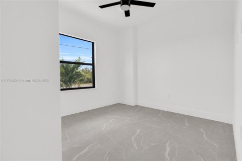 House in Lehigh Acres, Florida 4 bedrooms, 164.81 sq.m. № 1698491 - photo 11