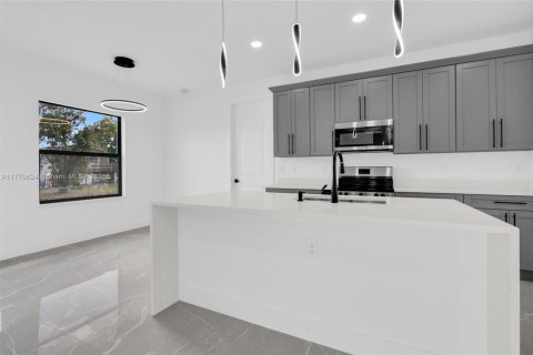 House in Lehigh Acres, Florida 4 bedrooms, 164.81 sq.m. № 1698491 - photo 24