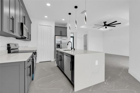 House in Lehigh Acres, Florida 4 bedrooms, 164.81 sq.m. № 1698491 - photo 18