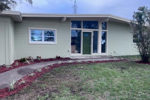 House in Leesburg, Florida 3 bedrooms, 124.86 sq.m. № 1534345 - photo 1