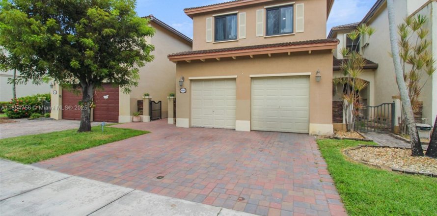 House in Cutler Bay, Florida 3 bedrooms, 184.69 sq.m. № 1872335