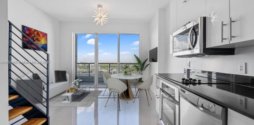 Condominio en Miami, Florida, 1 dormitorio  № 1818445