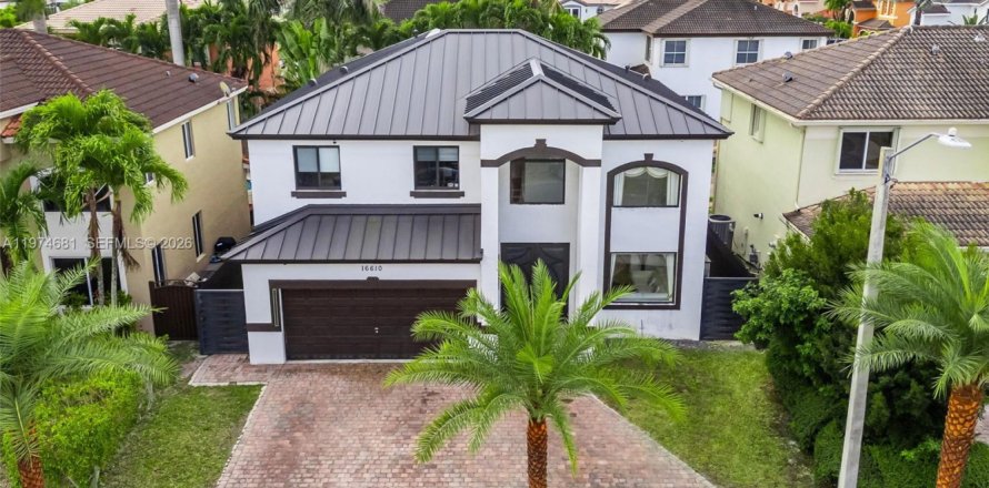 Дом в Майами, Флорида 4 спальни № 2036066