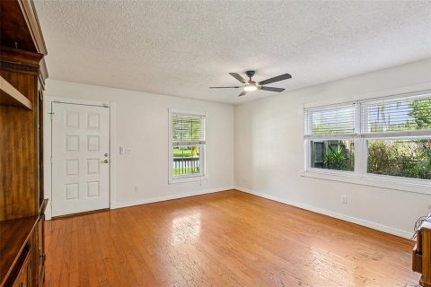 House in Palm Harbor, Florida 3 bedrooms, 154.87 sq.m. № 1824153 - photo 8