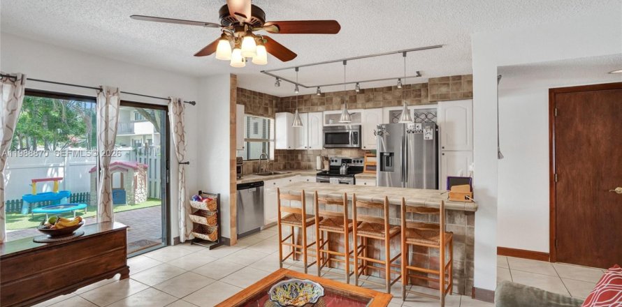 Таунхаус в Норт-Майами-Бич, Флорида 3 спальни, 147.71м2 № 2051098