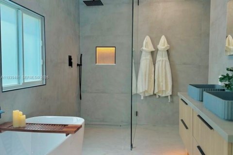House in Miami, Florida 4 bedrooms, 181.35 sq.m. № 1996977 - photo 7