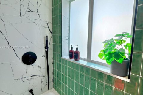 House in Miami, Florida 4 bedrooms, 181.35 sq.m. № 1996977 - photo 21