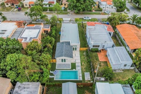 House in Miami, Florida 4 bedrooms, 181.35 sq.m. № 1996977 - photo 27