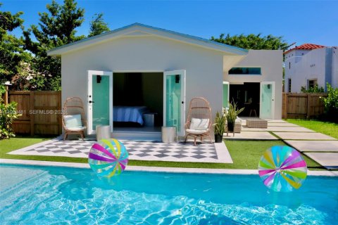 House in Miami, Florida 4 bedrooms, 181.35 sq.m. № 1996977