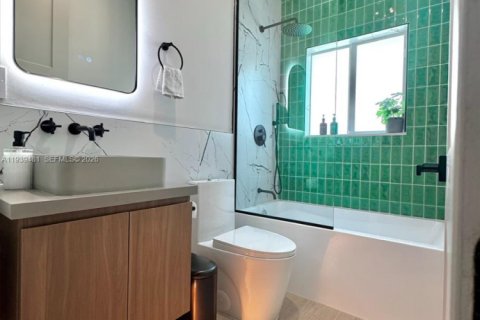 House in Miami, Florida 4 bedrooms, 181.35 sq.m. № 1996977 - photo 20