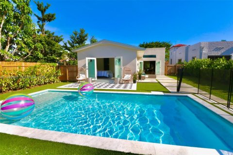 House in Miami, Florida 4 bedrooms, 181.35 sq.m. № 1996977 - photo 4