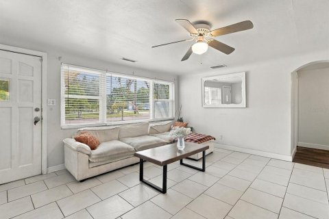House in Gulfport, Florida 3 bedrooms, 133.87 sq.m. № 2393468 - photo 4