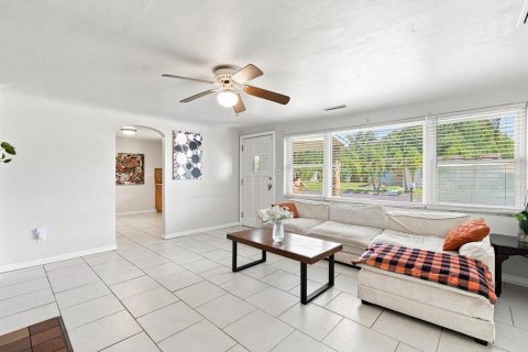 House in Gulfport, Florida 3 bedrooms, 133.87 sq.m. № 2393468 - photo 5