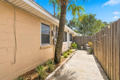 House in Gulfport, Florida 3 bedrooms, 133.87 sq.m. № 2393468 - photo 26