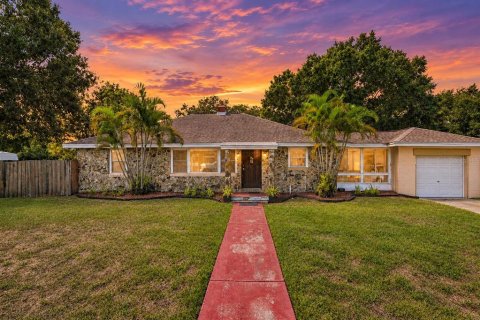House in Gulfport, Florida 3 bedrooms, 133.87 sq.m. № 2393468