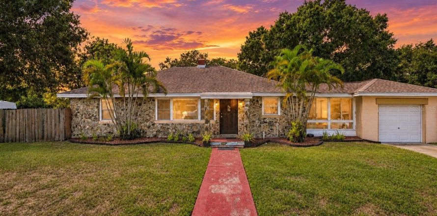 House in Gulfport, Florida 3 bedrooms, 133.87 sq.m. № 2393468