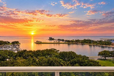 Condo in Saint Petersburg, Florida, 3 bedrooms  № 2384179 - photo 2
