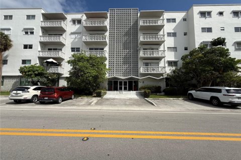 Condominio en alquiler en Bay Harbor Islands, Florida, 1 dormitorio, 85.38 m2 № 2058629 - foto 18