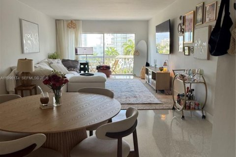 Condominio en Bay Harbor Islands, Florida, 1 dormitorio  № 2058629