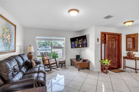 Casa en venta en Miami Gardens, Florida, 3 dormitorios, 141.21 m2 № 2053759 - foto 5