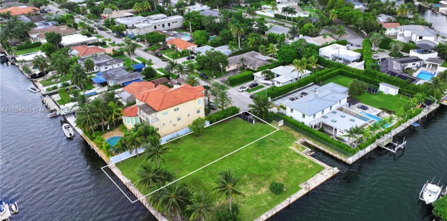 Terrain à North Miami, Floride № 1932418