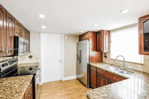 House in Miami, Florida 4 bedrooms, 175.59 sq.m. № 2044404 - photo 5