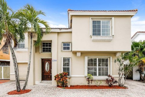 House in Miami, Florida 4 bedrooms, 175.59 sq.m. № 2044404