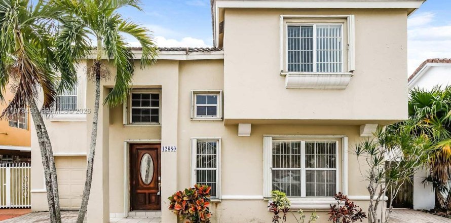 House in Miami, Florida 4 bedrooms, 175.59 sq.m. № 2044404