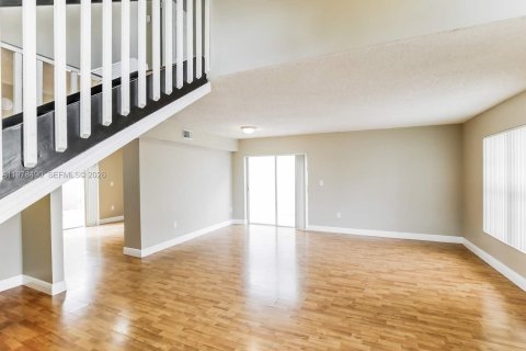 House in Miami, Florida 4 bedrooms, 175.59 sq.m. № 2044404 - photo 13