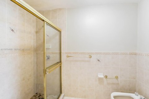 House in Miami, Florida 4 bedrooms, 175.59 sq.m. № 2044404 - photo 10