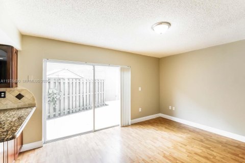 House in Miami, Florida 4 bedrooms, 175.59 sq.m. № 2044404 - photo 11