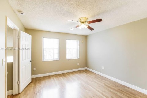 House in Miami, Florida 4 bedrooms, 175.59 sq.m. № 2044404 - photo 9