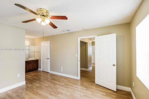 House in Miami, Florida 4 bedrooms, 175.59 sq.m. № 2044404 - photo 12