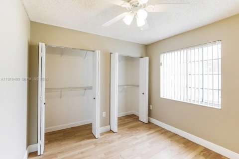 House in Miami, Florida 4 bedrooms, 175.59 sq.m. № 2044404 - photo 15