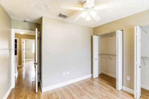 House in Miami, Florida 4 bedrooms, 175.59 sq.m. № 2044404 - photo 16