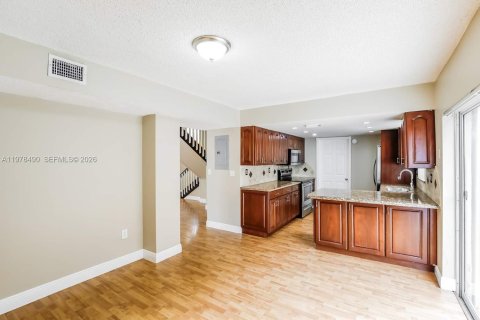 House in Miami, Florida 4 bedrooms, 175.59 sq.m. № 2044404 - photo 4