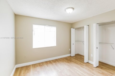 House in Miami, Florida 4 bedrooms, 175.59 sq.m. № 2044404 - photo 7