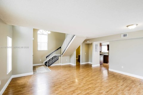 House in Miami, Florida 4 bedrooms, 175.59 sq.m. № 2044404 - photo 14