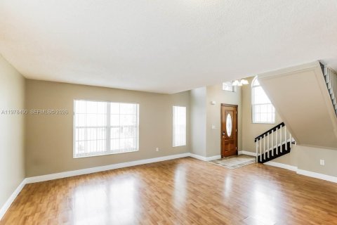 House in Miami, Florida 4 bedrooms, 175.59 sq.m. № 2044404 - photo 6