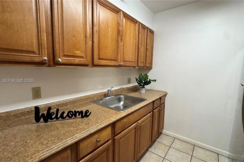 Copropriété à louer à Pembroke Pines, Floride: 1 chambre, 63.64 m2 № 2350936 - photo 3